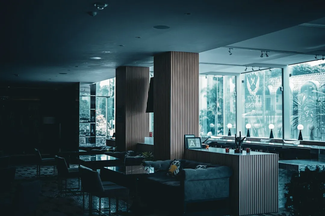 智能家居系统选型指南：智能插座与智能开关如何协同实现全屋远程控制